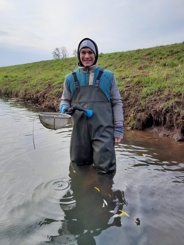 Junger Mann in Ausrüstung beim Forschungsarbeiten am Wasser. Junger Mann in Ausrüstung beim Forschungsarbeiten am Wasser.
